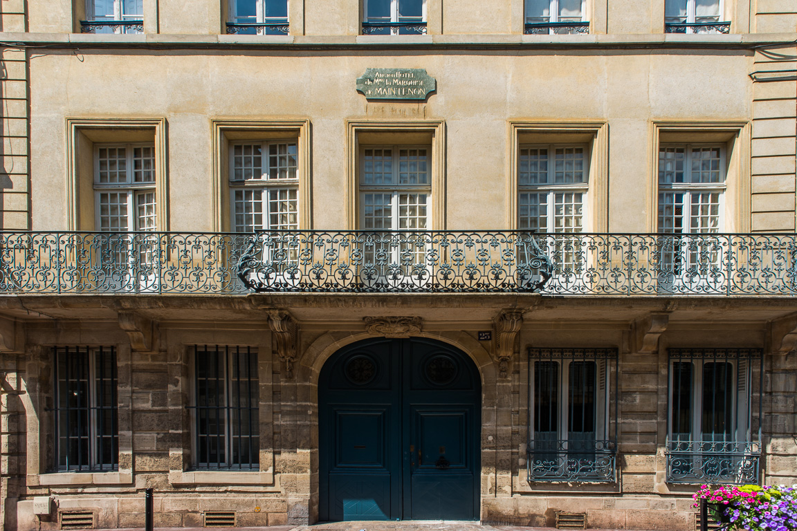 Hôtel Maintenon au 23, rue de l'Abreuvoir. Remarquer la belle ferronnerie du balcon.
