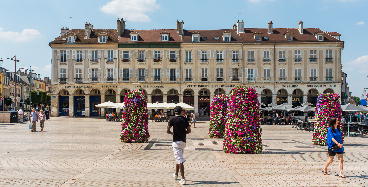 Place du Marché Neuf avec la maison des arcades.