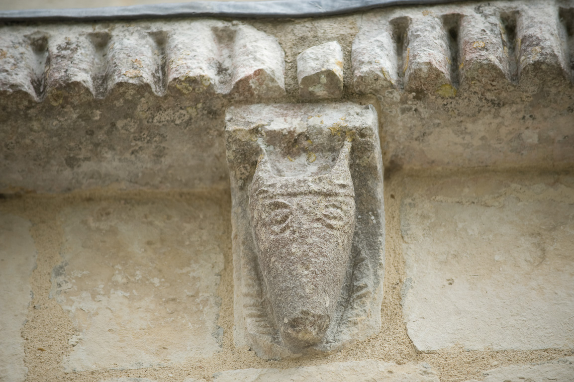 17027 Avy. Eglise romane  Notre-Dame avec ses modillons représentant des têtes grimaçantes d'humains et d'animaux.