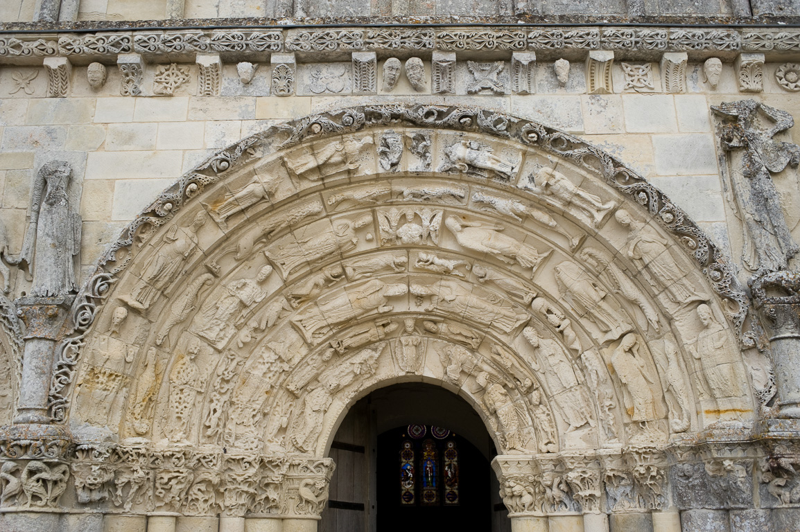 17800 Chadenac. L'église romane Saint-Martin. Le portail avec son archivolte composée de 7 voussures sculptées représentant le Bien et le Mal.