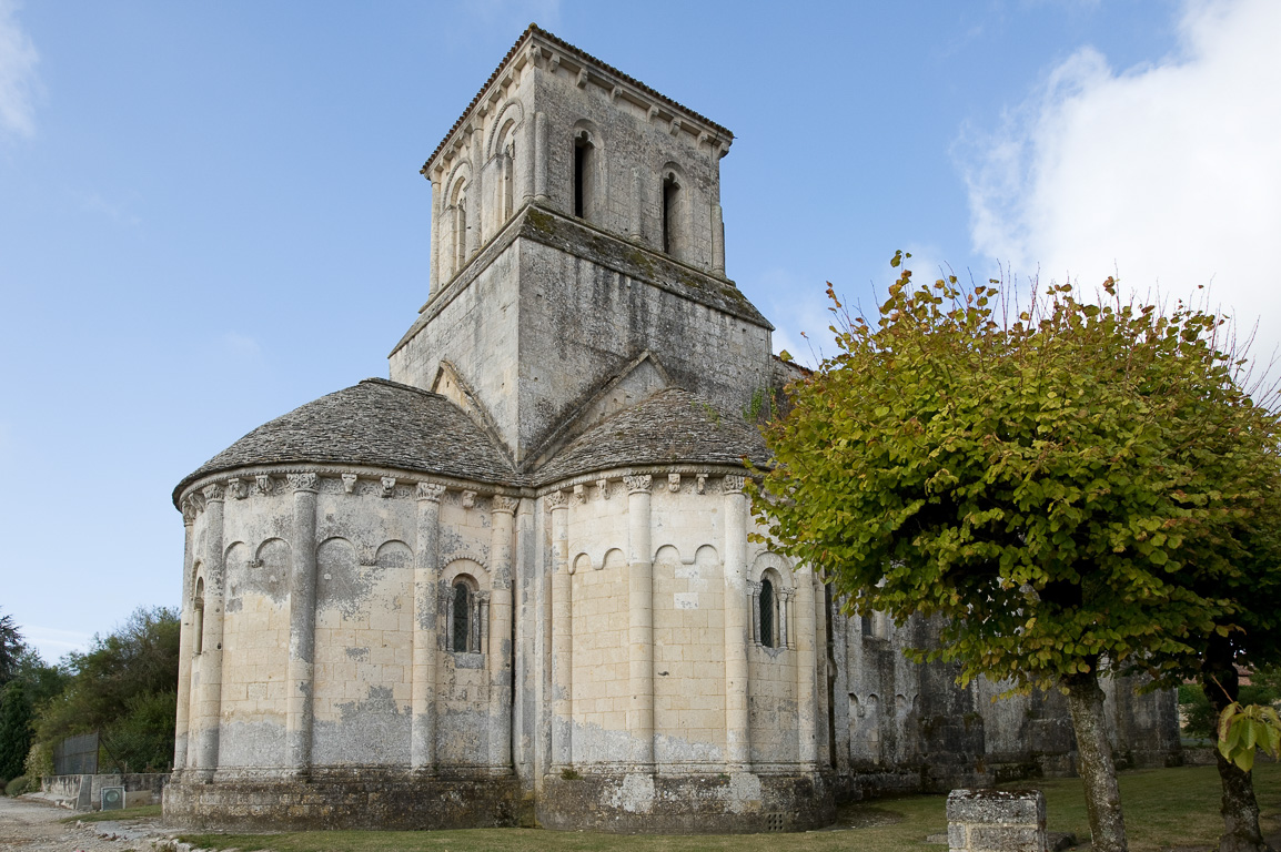 17800 Marignac, église romane.