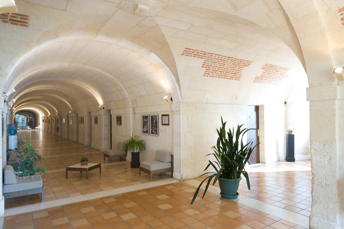 17100 Saintes. Abbaye aux Dames. Couloir annulaire, avec doubleaux en anse de panier.