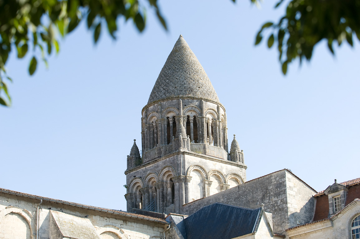 17100 Saintes. Abbaye aux Dames. Le clocher roman en "écailles de poisson".