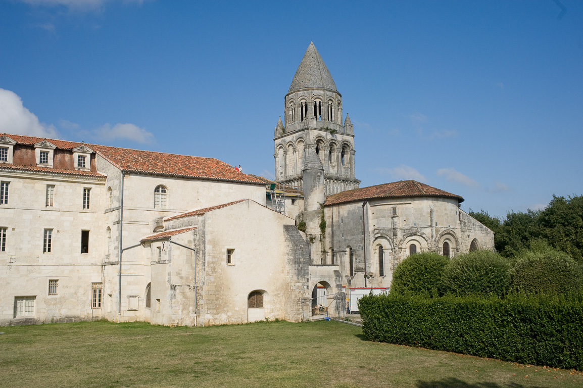 17100 Saintes. Abbaye aux Dames. Le clocher roman en "écailles de poisson".