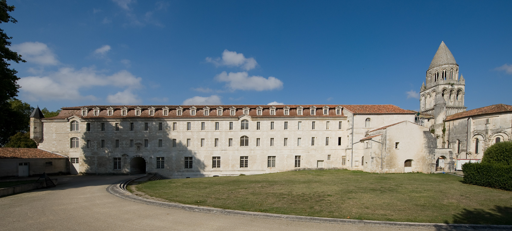 17100 Saintes. Abbaye aux Dames. Le clocher roman en "écailles de poisson".