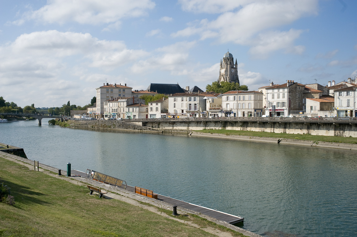 17100 Saintes. La Charente, avec vue sur la Cathédrale Saint-Pierre.