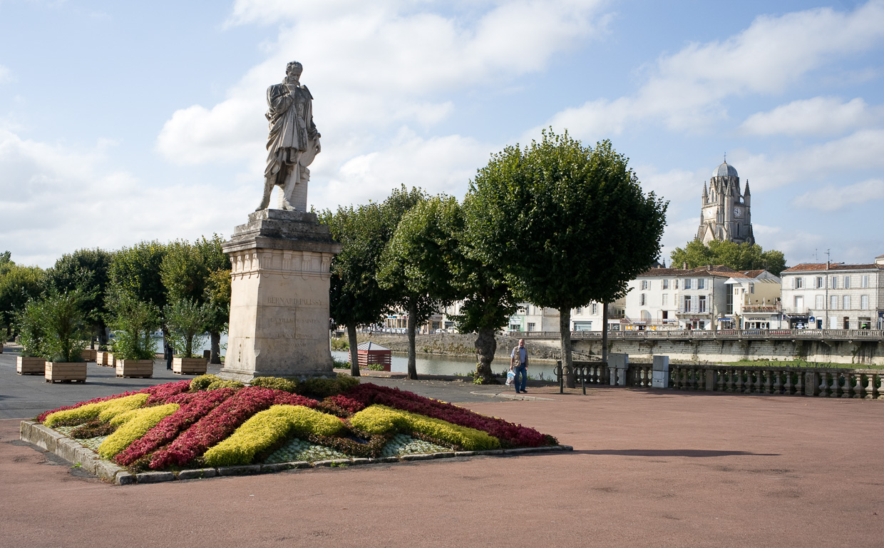 17100 Saintes. Statue de Bernard Palissy.