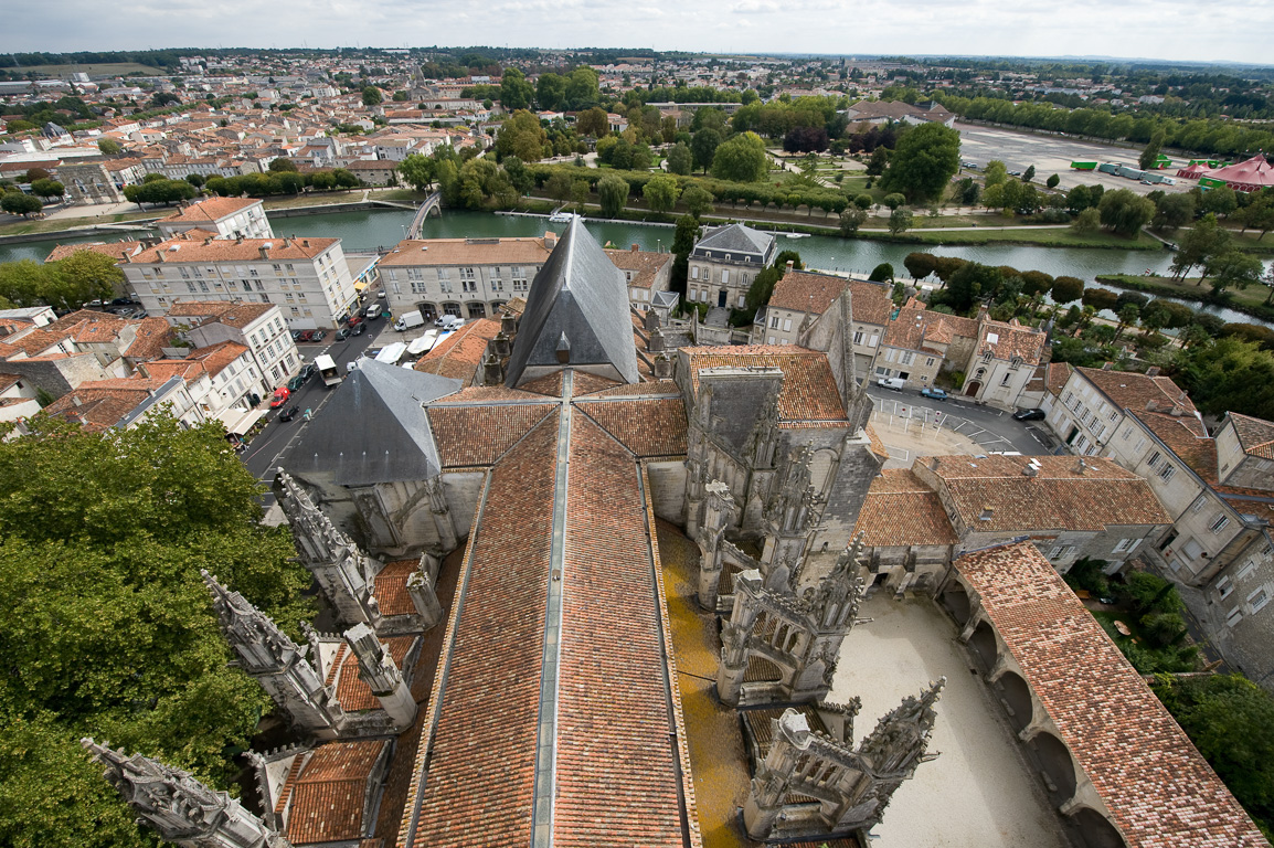 17100 Saintes. Vue de la ville, du haut du clocher de la Cathédrale Saint-Pierre.