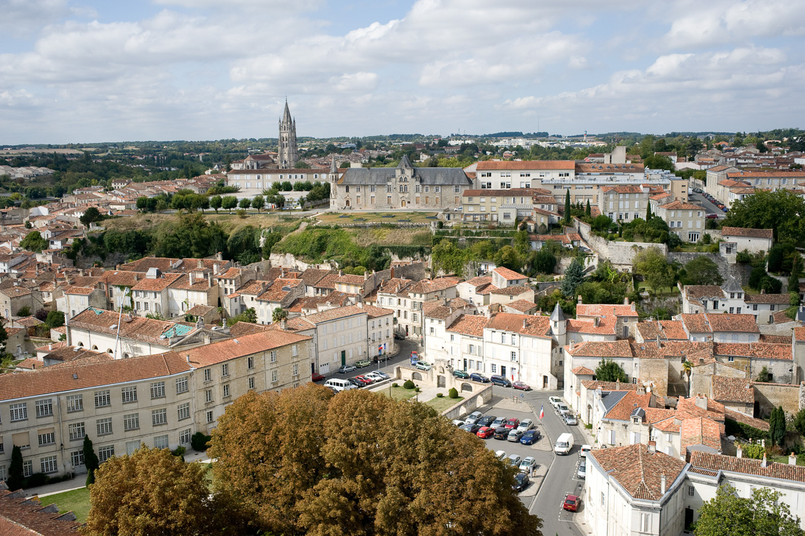 17100 Saintes. Vue de la ville, du haut du clocher de la Cathédrale Saint-Pierre.
