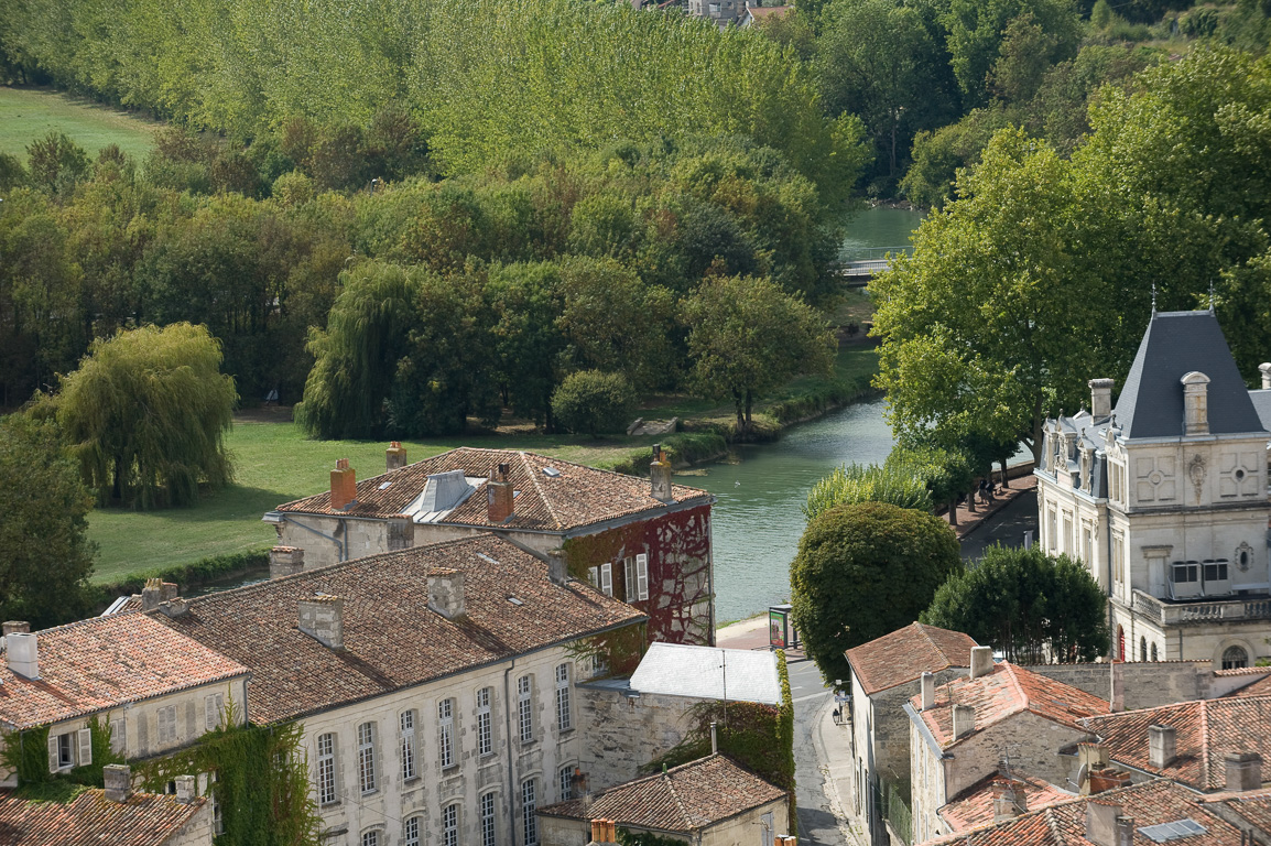 17100 Saintes. Vue de la ville, du haut du clocher de la Cathédrale Saint-Pierre.