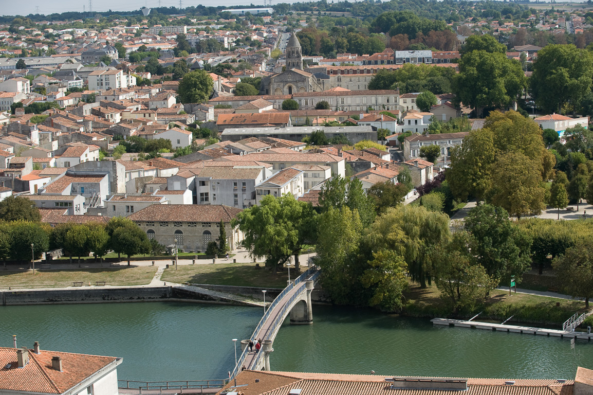 17100 Saintes. Vue de la ville, du haut du clocher de la Cathédrale Saint-Pierre.