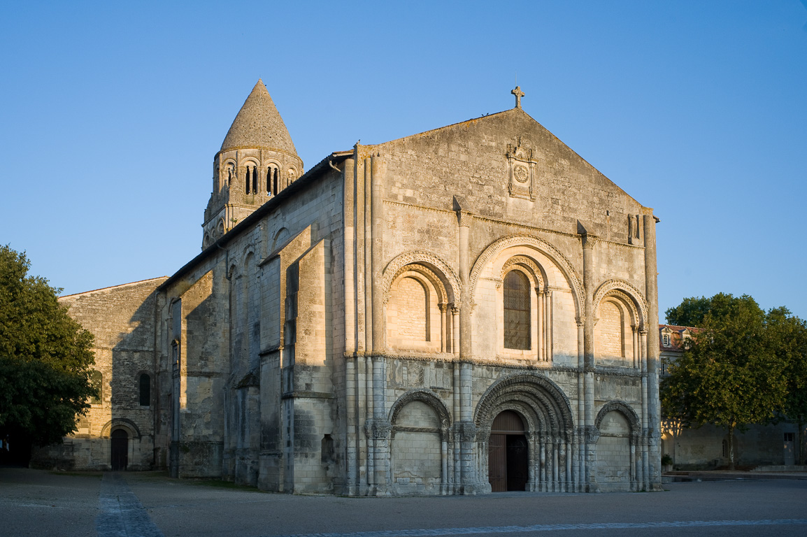 17100 Saintes. Abbaye aux Dames, le portail.