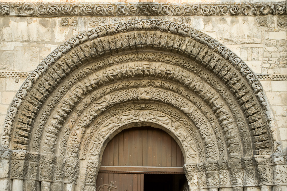 17100 Saintes. Abbaye aux Dames, le portail.