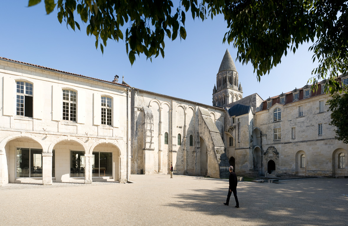 17100 Saintes. Abbaye aux Dames. Le clocher roman en "écailles de poisson" et le portail.