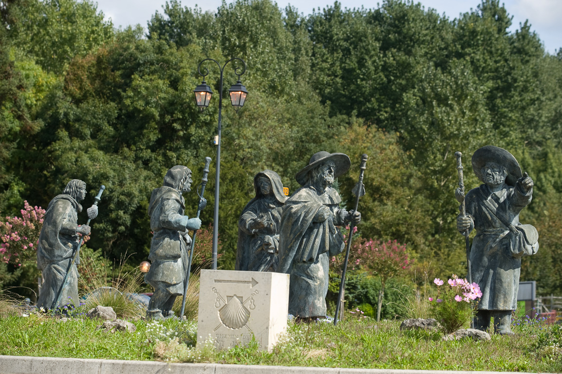 17800 Pons. Monument aux pélerins, près de l'église romane Saint-Vivien.