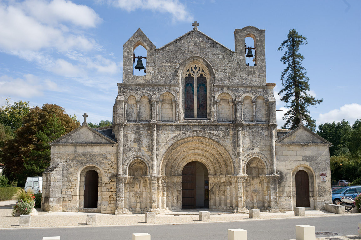 17800 Pons. L'église romane Saint-Vivien.