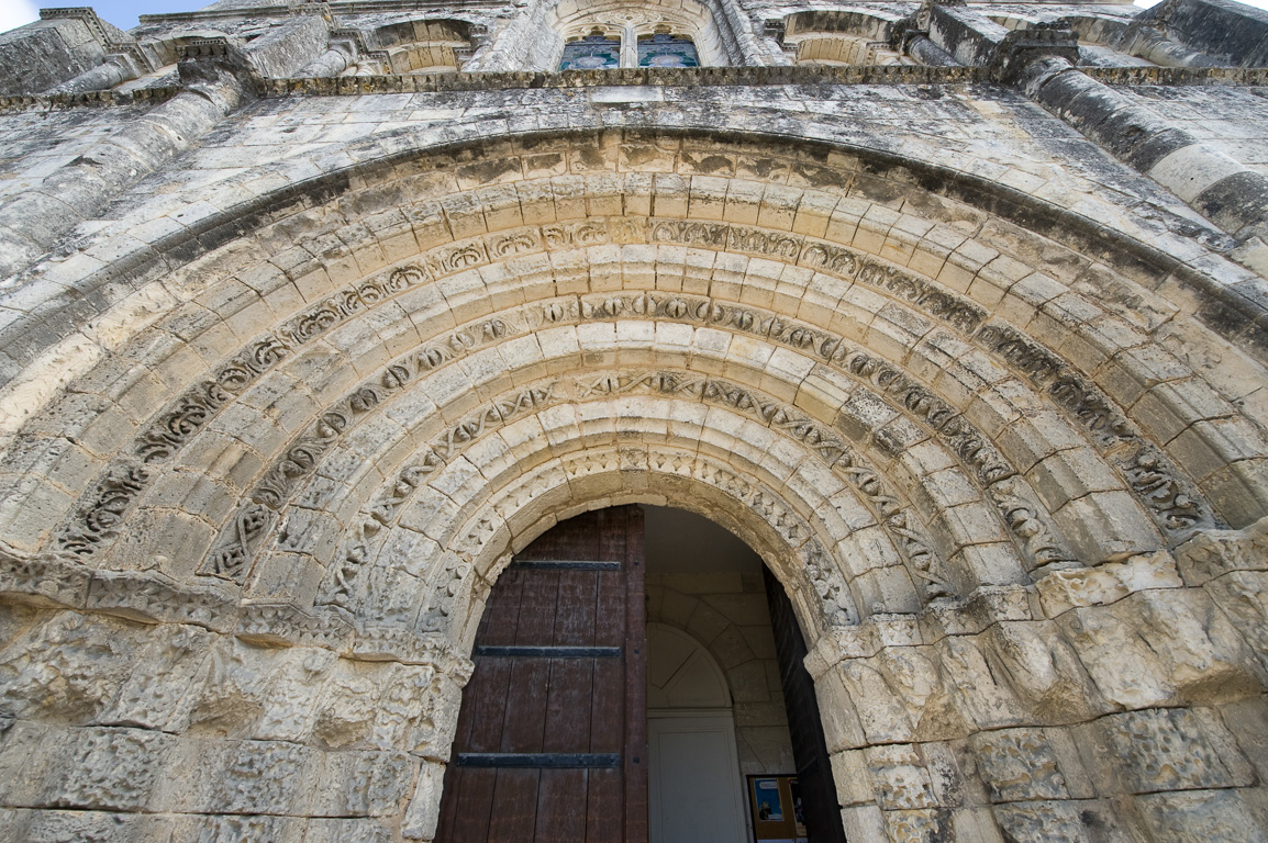 17800 Pons. L'église romane Saint-Vivien.