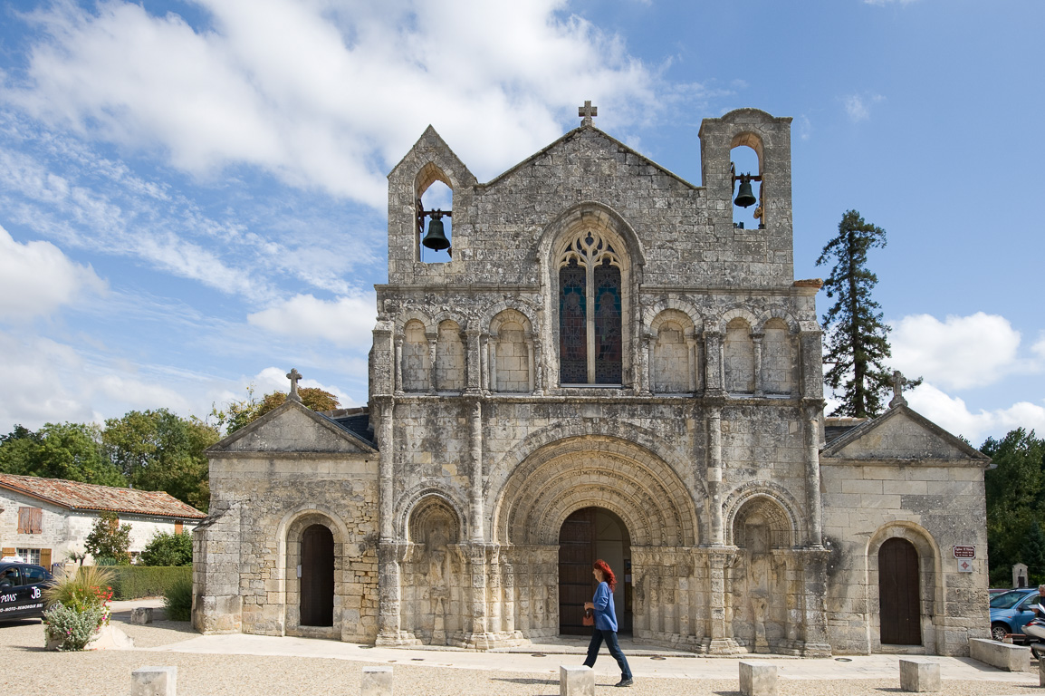 17800 Pons. L'église romane Saint-Vivien.