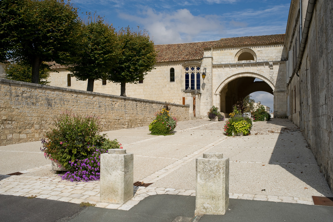 17800 Pons. Hôpital des pélerins.