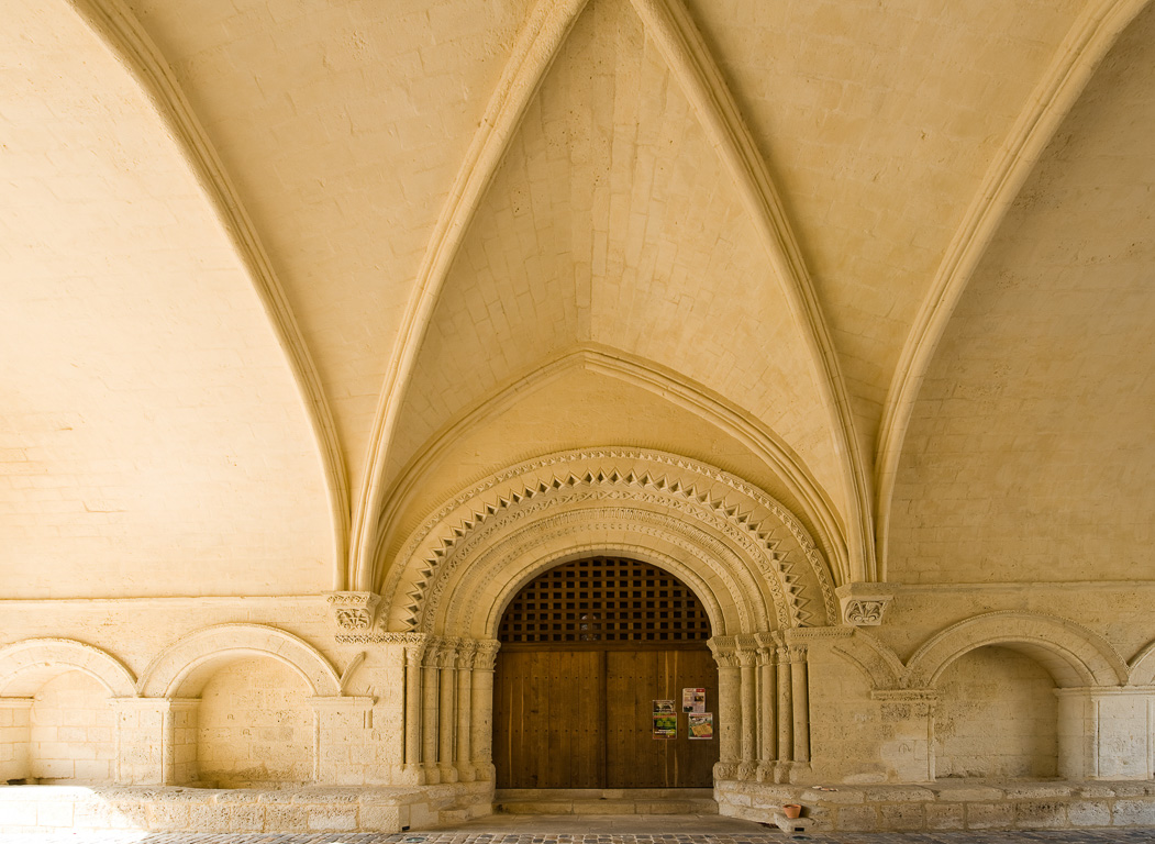 17800 Pons. Hôpital des pélerins. Le passage vouté.