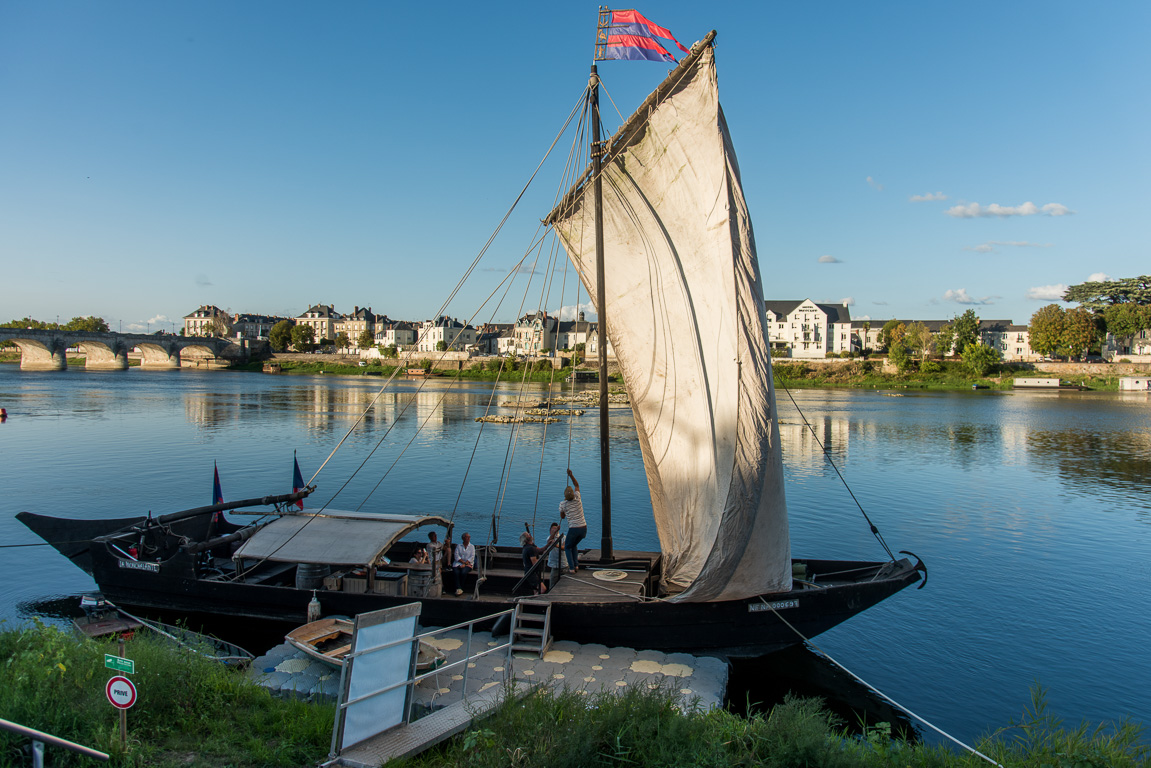 Saumur,. Sous voile, la péniche "Nonchalante" de Loire Evasion.