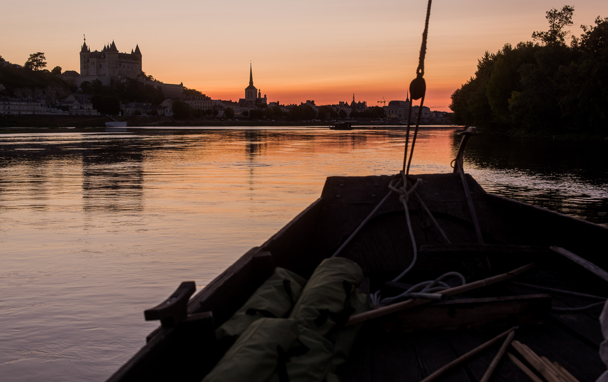 Saumur, au coucher du soleil sur la péniche "Nonchalante" de Loire Evasion.