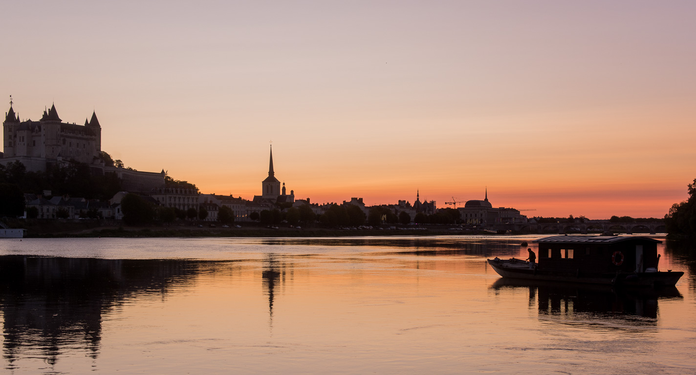 Saumur, au coucher du soleil sur la péniche "Nonchalante" de Loire Evasion.