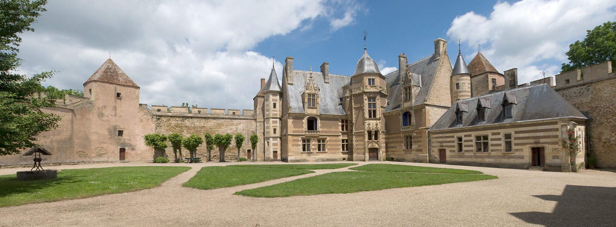 Ainay-Le-Vieil. Le chateau construit en 1427.