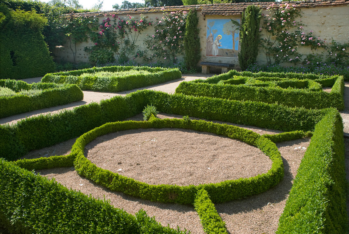 18200 Ainay le Vieil Château la Chartreuse jardin de méditation
