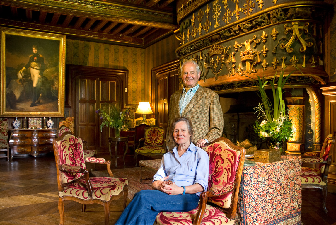 18200 Ainay-Le-Vieil Marie-France de Peyronnet et son frère le Baron Jean-Baptiste d'Aligny. La famille est propriètaire du château depuis 1467