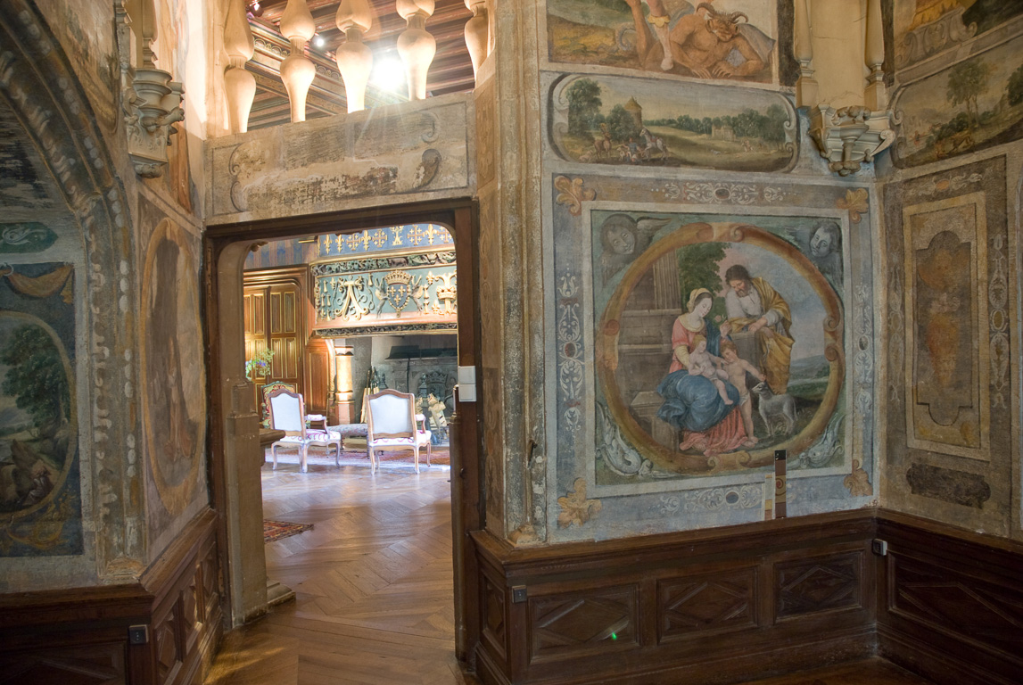 18200 Ainay-Le-Vieil Mari créations du château depuis 1467 la chapelle et ses fresques donne sur le salon