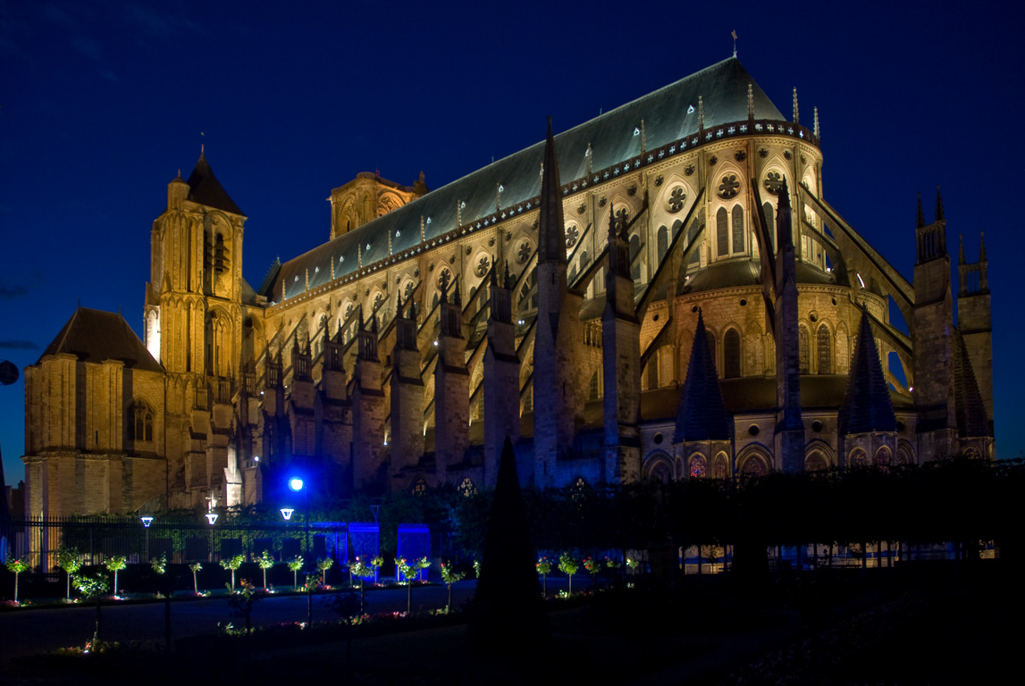 18000 Bourges la Cathedrale dans les nuits bleues