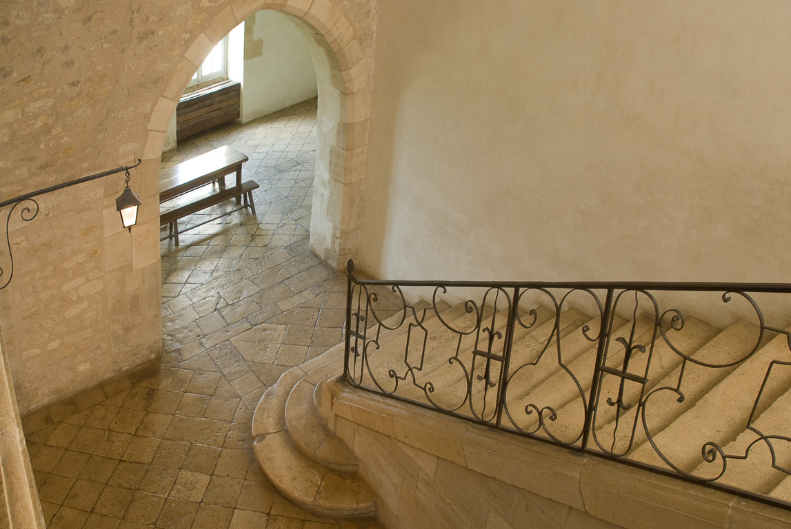 18200 Noirlac l'abbaye escalier menant des dortoirs au rez de chaussée