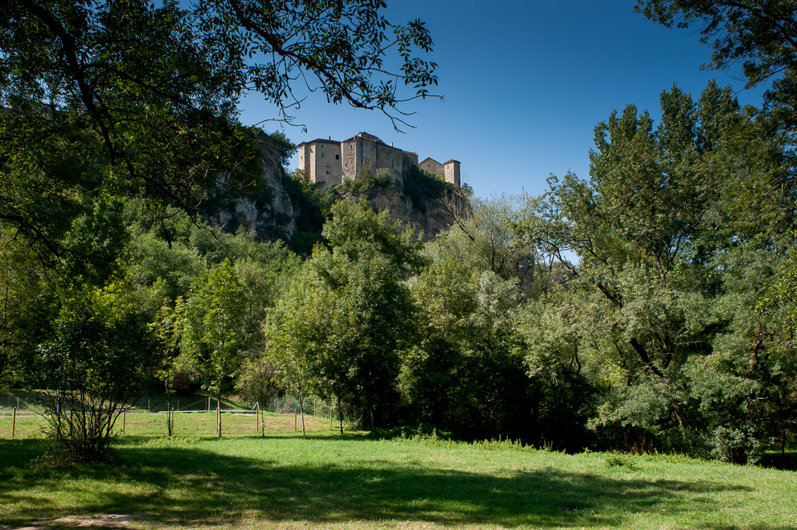 Bruniquel. Le château où fut tourné le film de Robert Enrico : "Le vieux fusil" avec R. Schneider et P.Noiret.