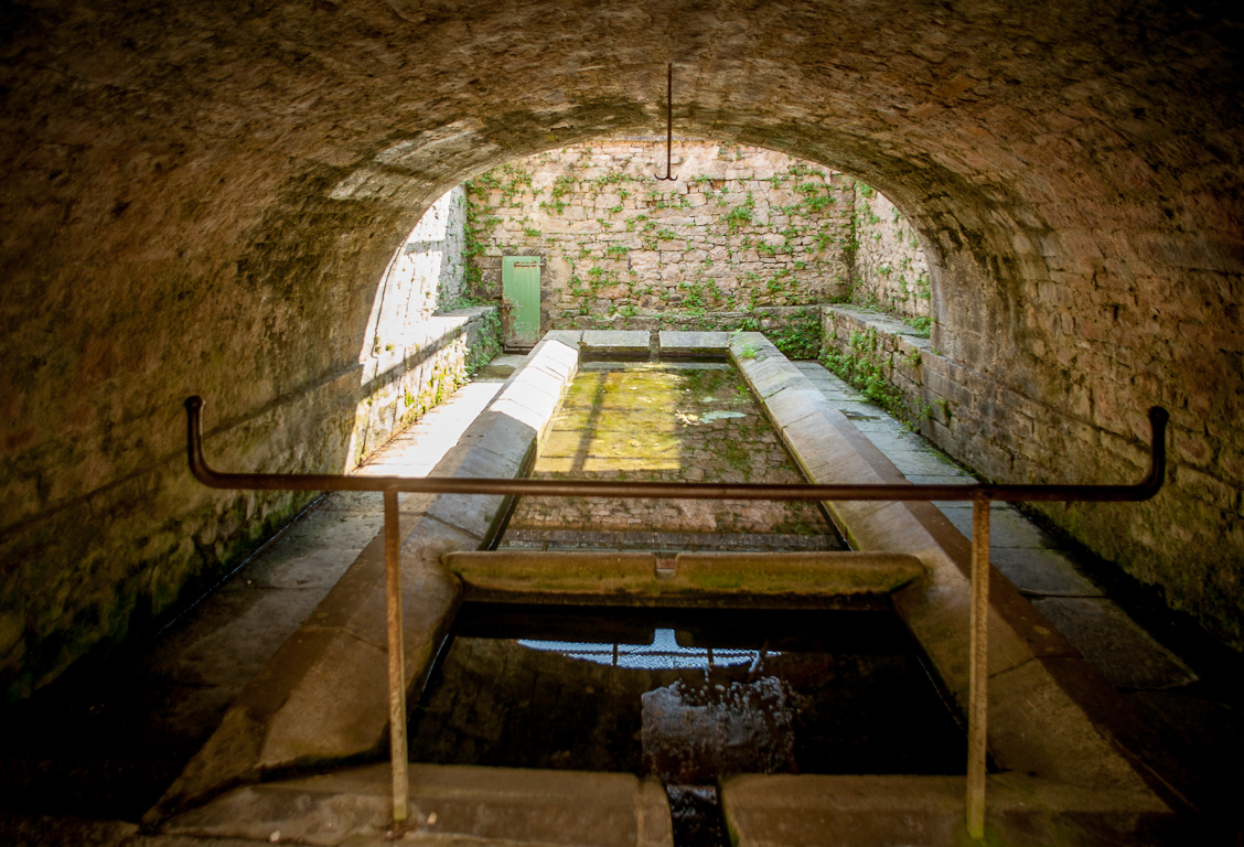 Bruniquel. Lavoir sous terre datant de 1751, il est situé dans la partie basse du village. On y descend par un double escalier;