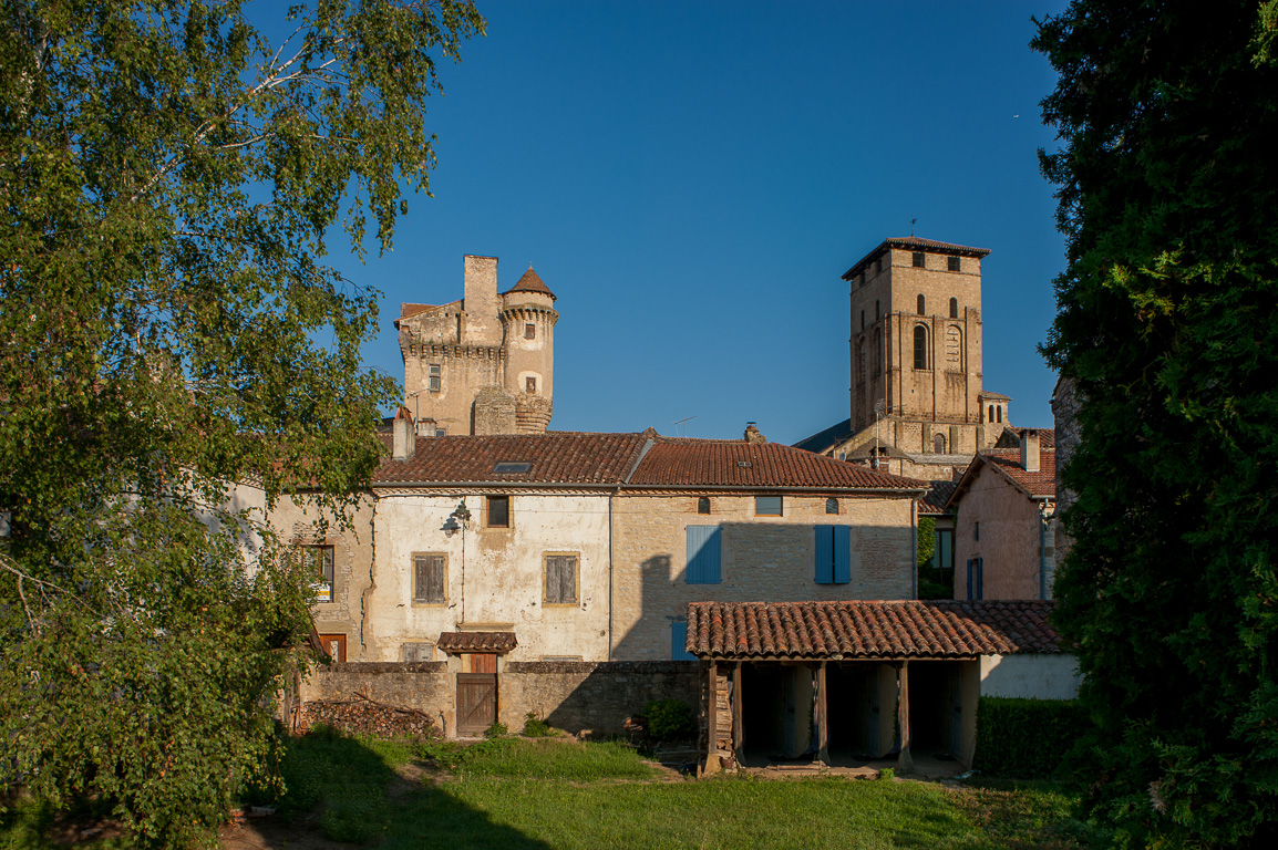 Varen. Doyenné, l'ancien logis abbatial dit château de Varen est actuellement habité par la mairie du village. Il ne se visite pas.