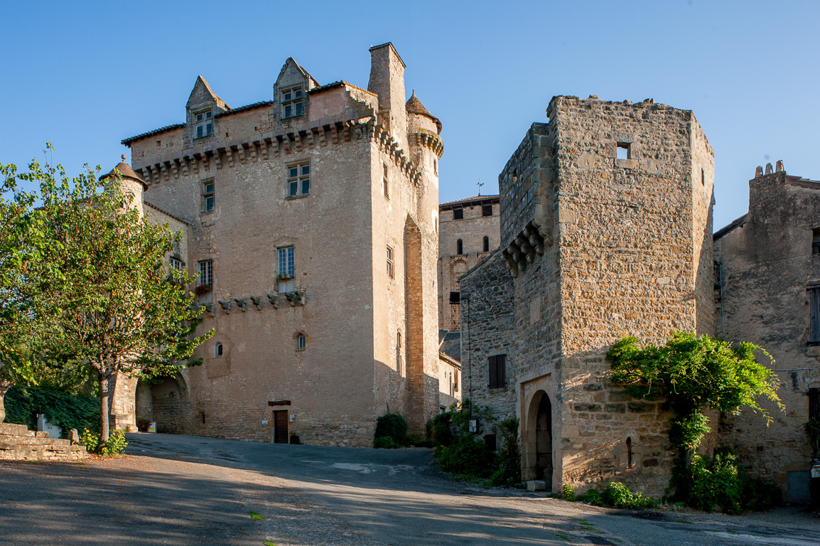 Varen. Doyenné, l'ancien logis abbatial dit château de Varen est actuellement habité par la mairie du village. Il ne se visite pas.