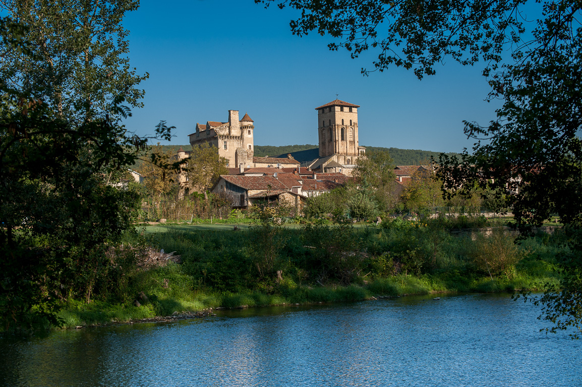 Varen. Doyenné, l'ancien logis abbatial dit château de Varen est actuellement habité par la mairie du village. Il ne se visite pas.