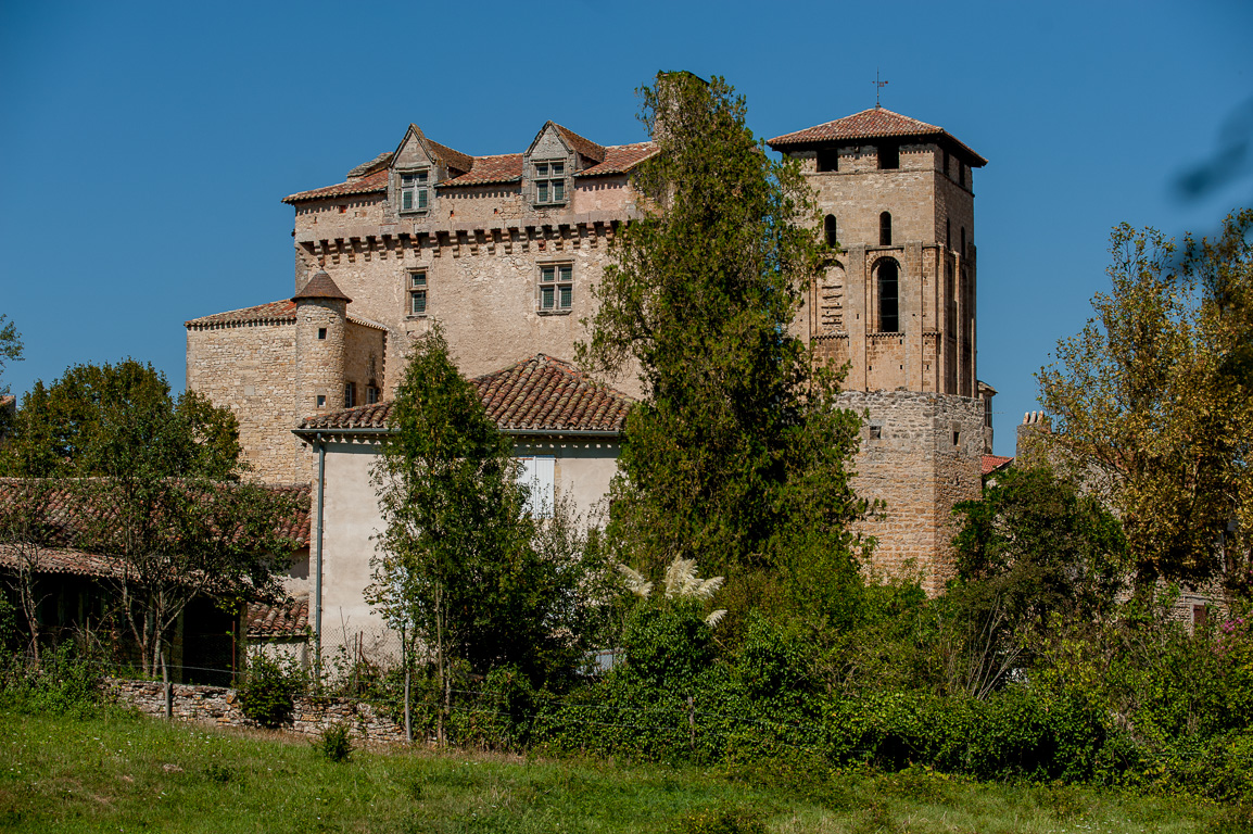 Varen. Doyenné, l'ancien logis abbatial dit château de Varen est actuellement habité par la mairie du village. Il ne se visite pas.