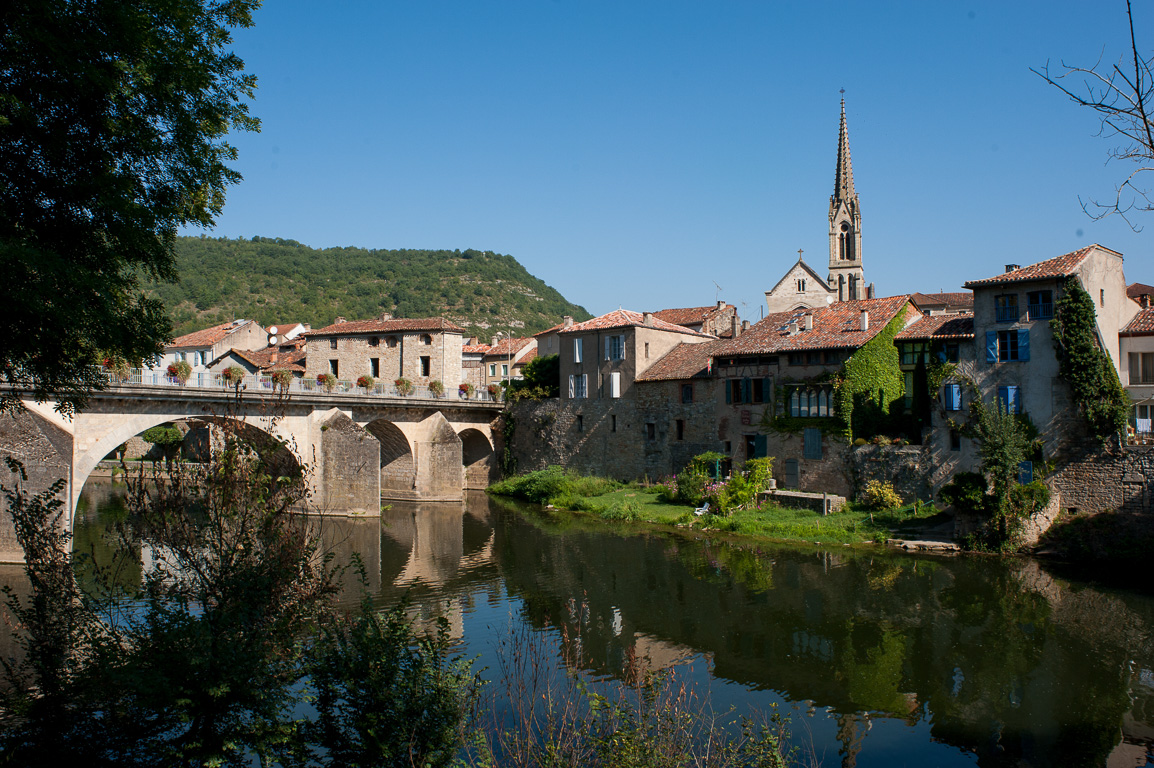 Saint-Antonin Noble Val. le pont enjambe l'Aveyron.