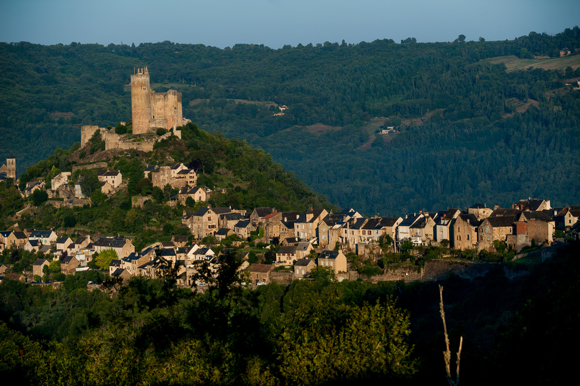 Najac. Ce château a été construit dans une période assez instable, où les cathares sont encore persécutés, où le comté de Toulouse vient de tomber entre les mains du royaume de France.