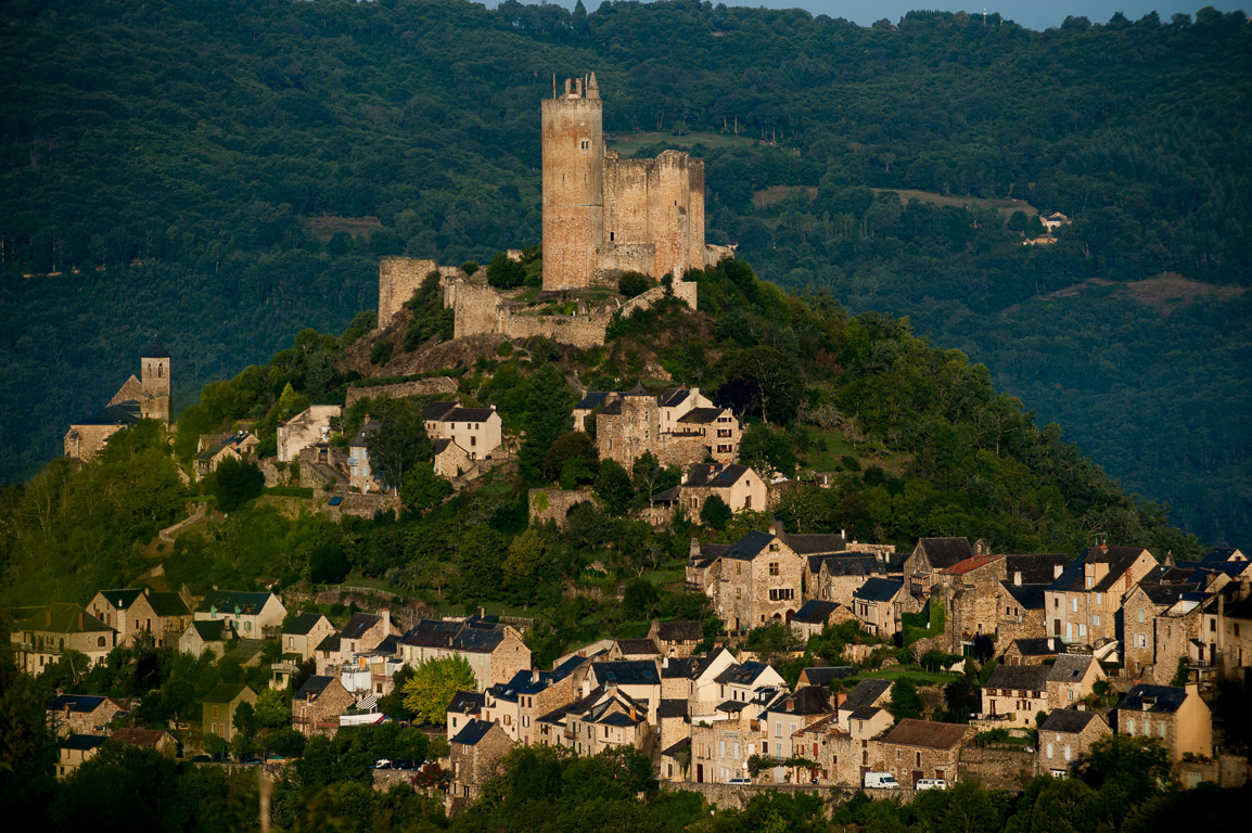 Najac. Ce château a été construit dans une période assez instable, où les cathares sont encore persécutés, où le comté de Toulouse vient de tomber entre les mains du royaume de France.