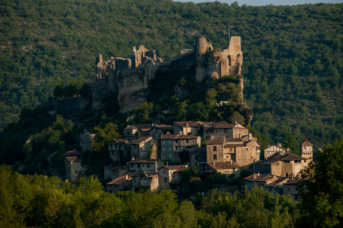 Penne. Le Château de Penne, forteresse inexpugnable qui fut démantelée en 1586, retrouve vie grace à la passion d'un architecte du patrimoine, Alex Letellier.