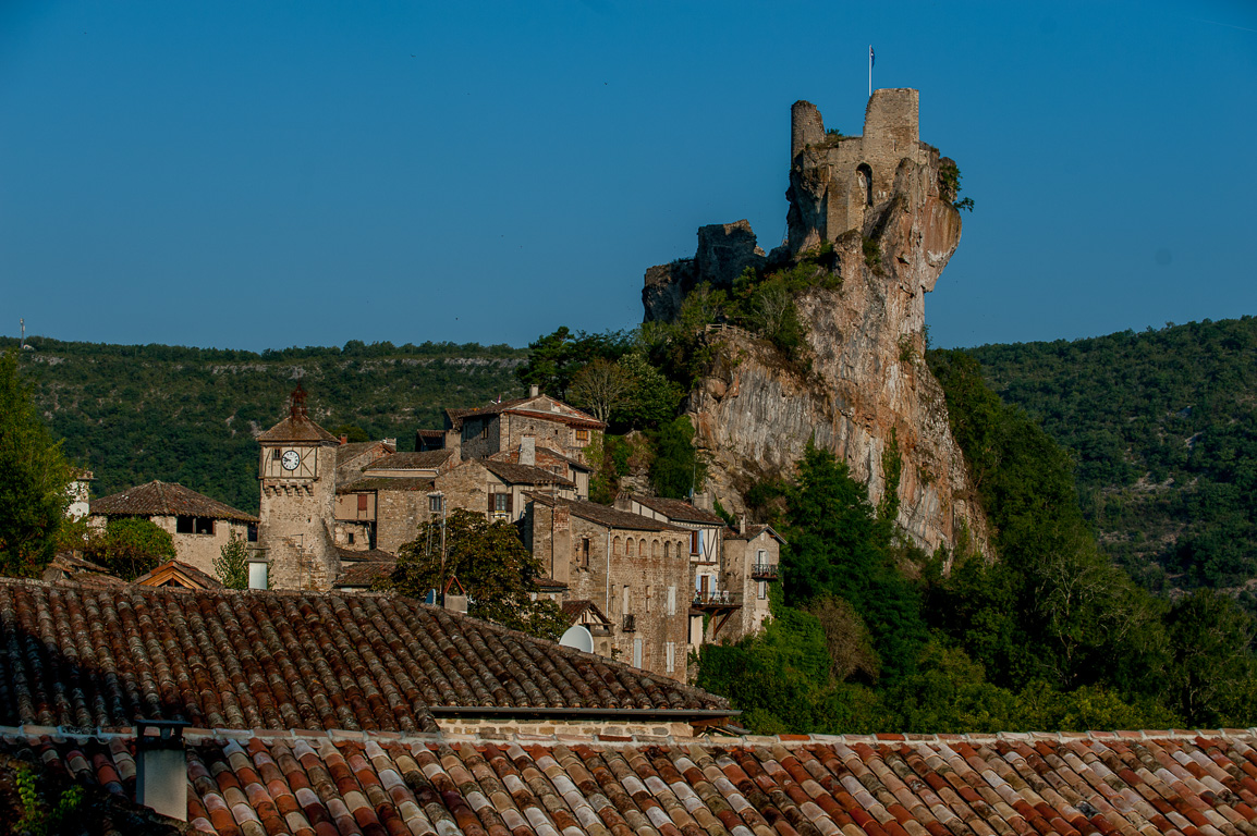 Penne. Le Château de Penne, forteresse inexpugnable qui fut démantelée en 1586, retrouve vie grace à la passion d'un architecte du patrimoine, Alex Letellier.