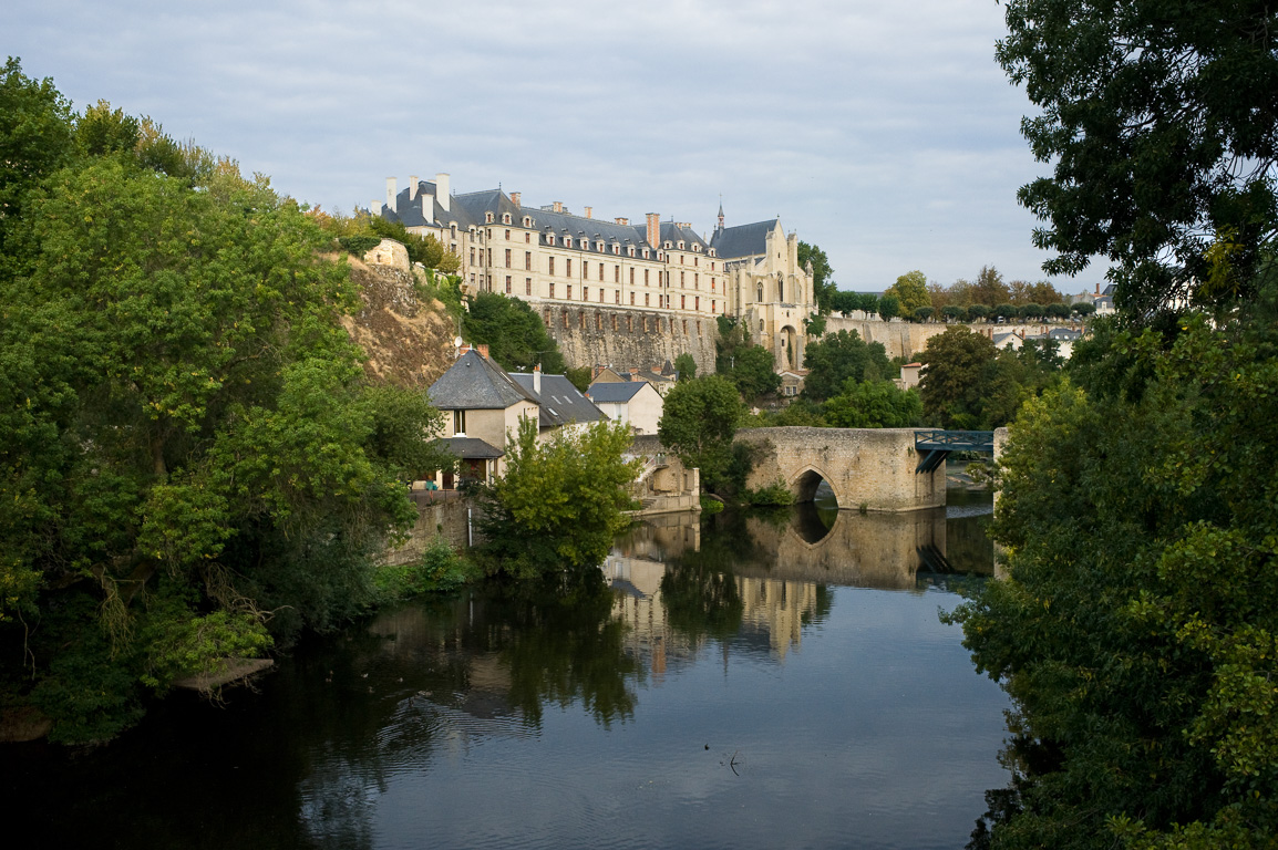 Thouars, murailles et pont d'époque  médiévale et son Château du 17ème siècle.