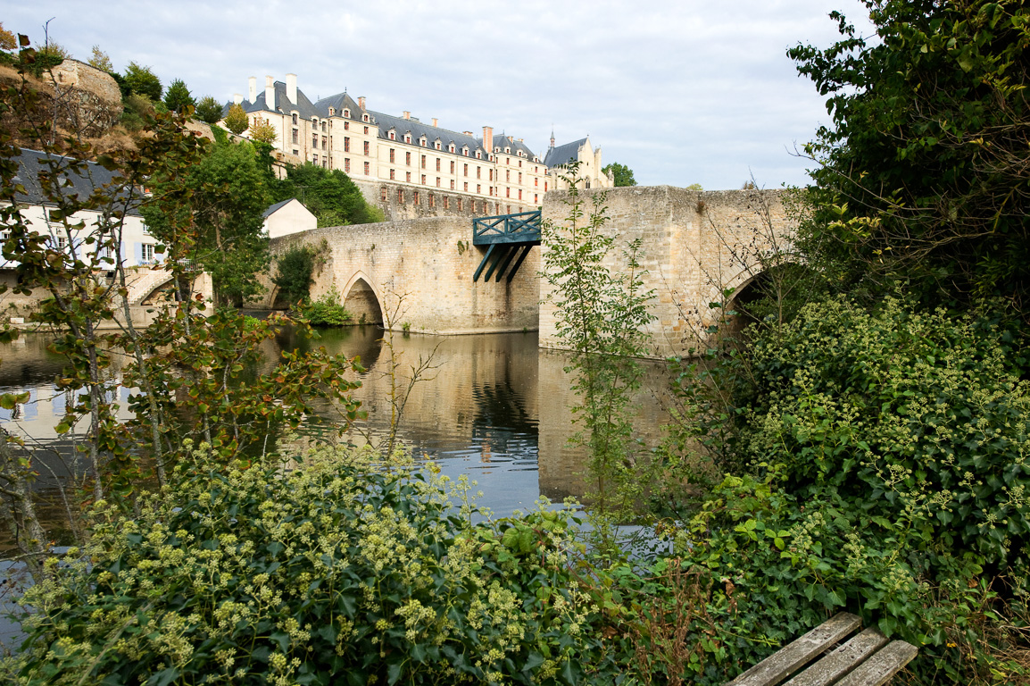 Thouars, murailles et pont d'époque  médiévale et son Château du 17ème siècle.
