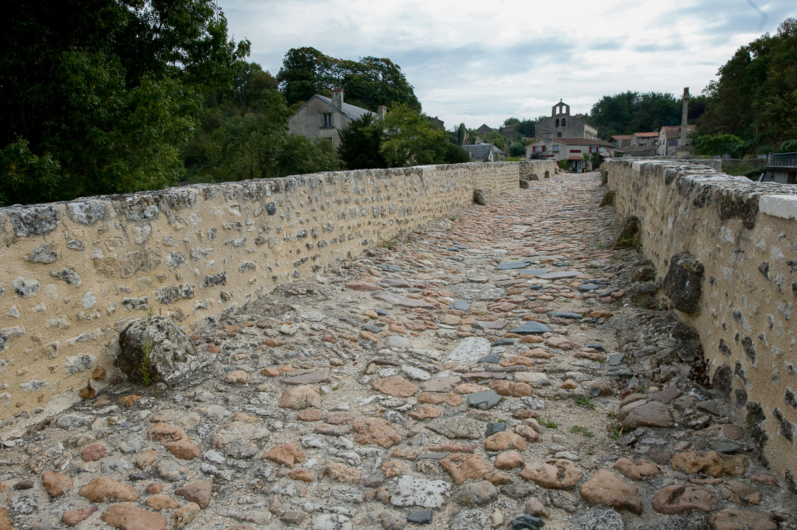 Saint-Généroux. Pont roman à bec , pavé de galets.
