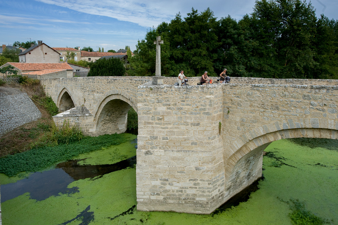 Saint-Généroux. Pont roman à bec , pavé de galets.