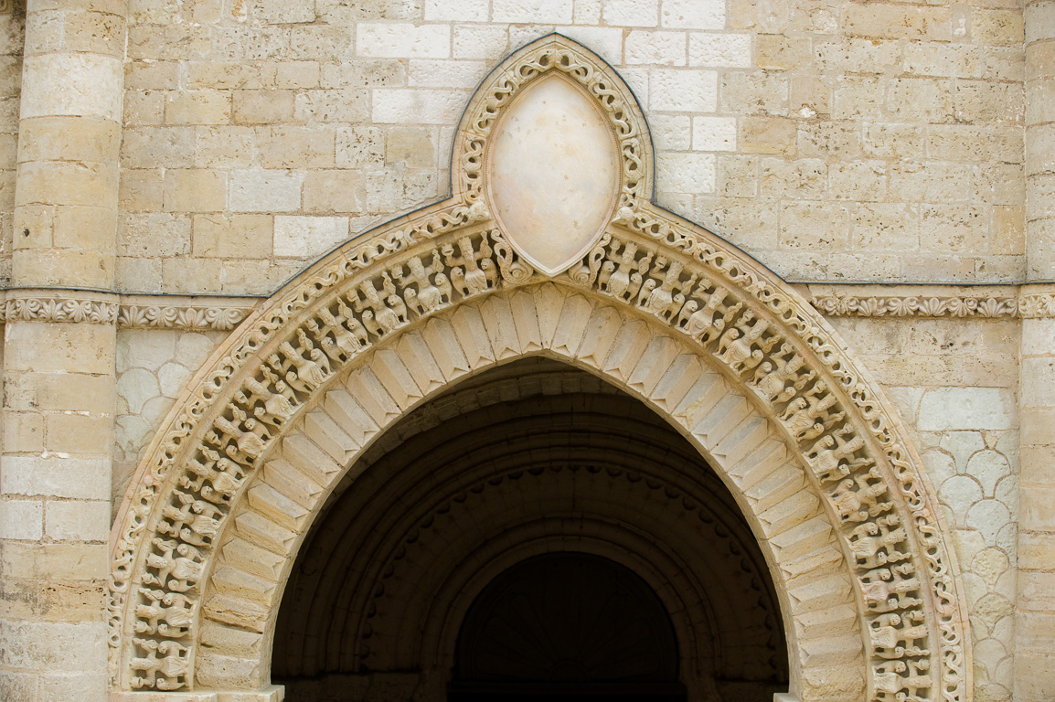 Airvault, église Saint-Pierre avec ses chapitaux scuptés et de beaux modillons .