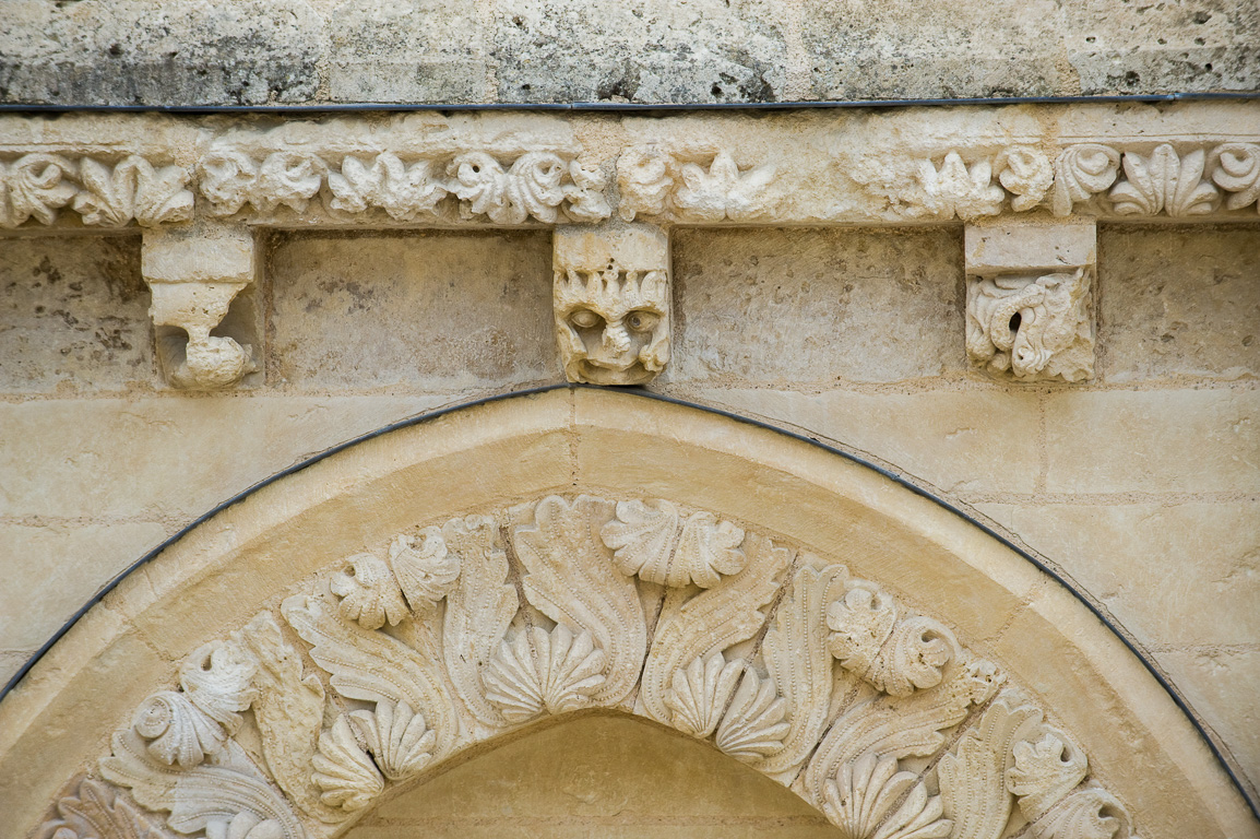 Airvault, église Saint-Pierre avec ses chapitaux scuptés et de beaux modillons .